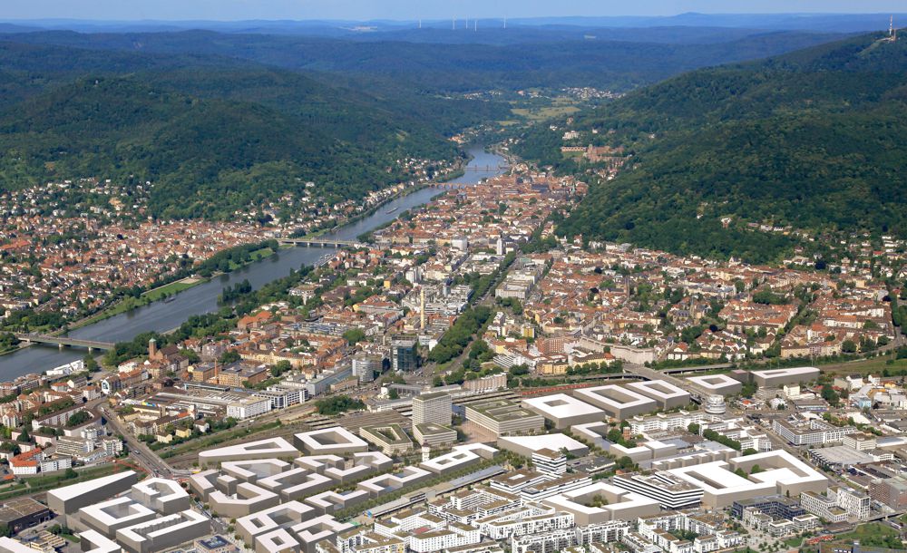 Schrägluftbild Heidelberg mit Blick auf Bahnstadt und Hauptbahnhof im Vordergrund in Richtung Altstadt